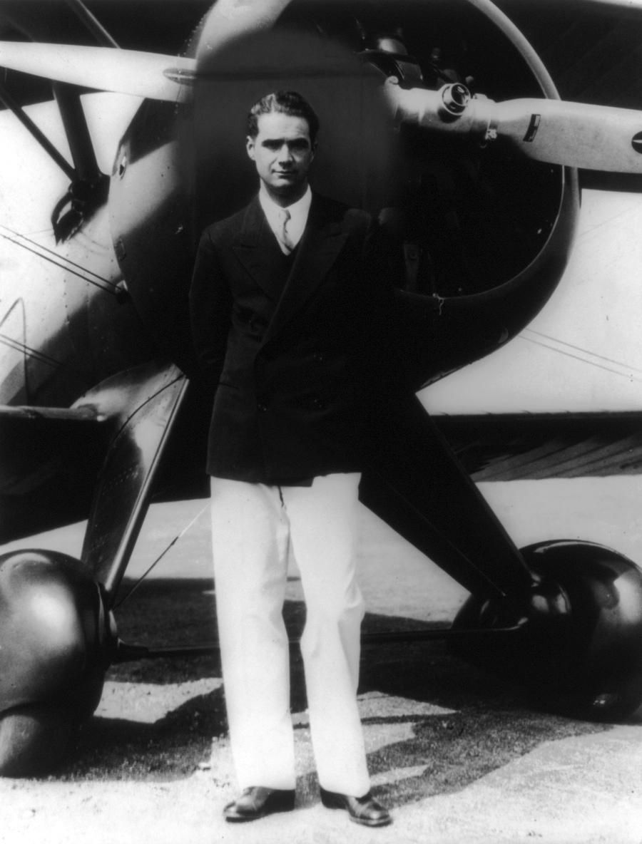 Howard Hughes, debout devant un avion, dans les années 1940