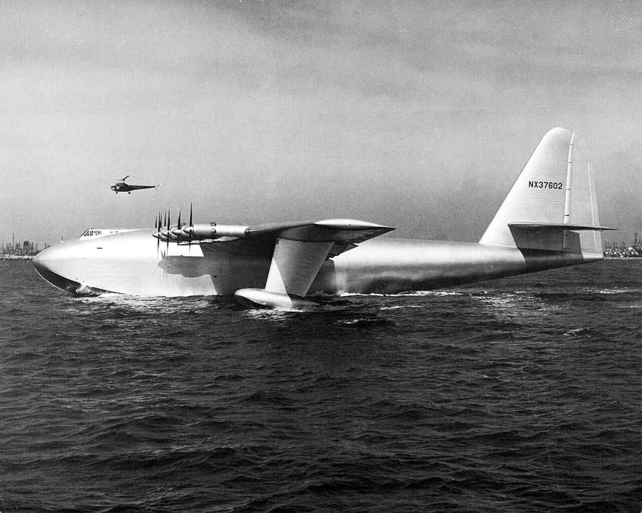 Le H-4 Hercules, surnommé « Spruce Goose », vers 1947.