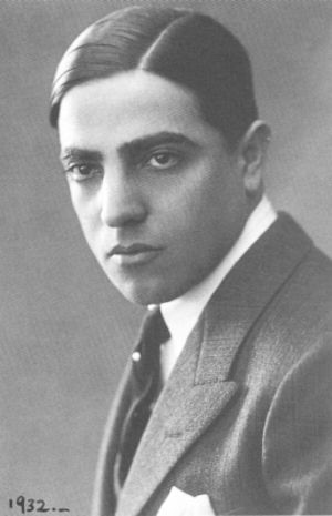 Portrait d’Aristote Onassis jeune, en costume, en 1932.